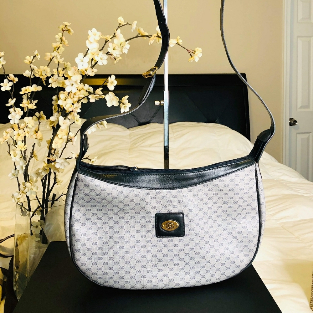 VINTAGE PRE- LOVED GUCCI CROSS BODY BAG.